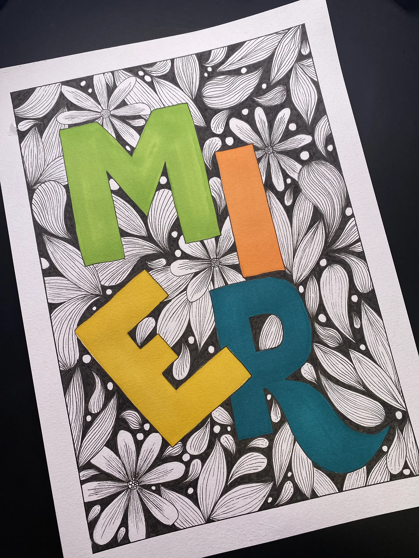 Ilustrácia s veľkým farebným slovom „MIER“ na čierno-bielom vzorovanom pozadí