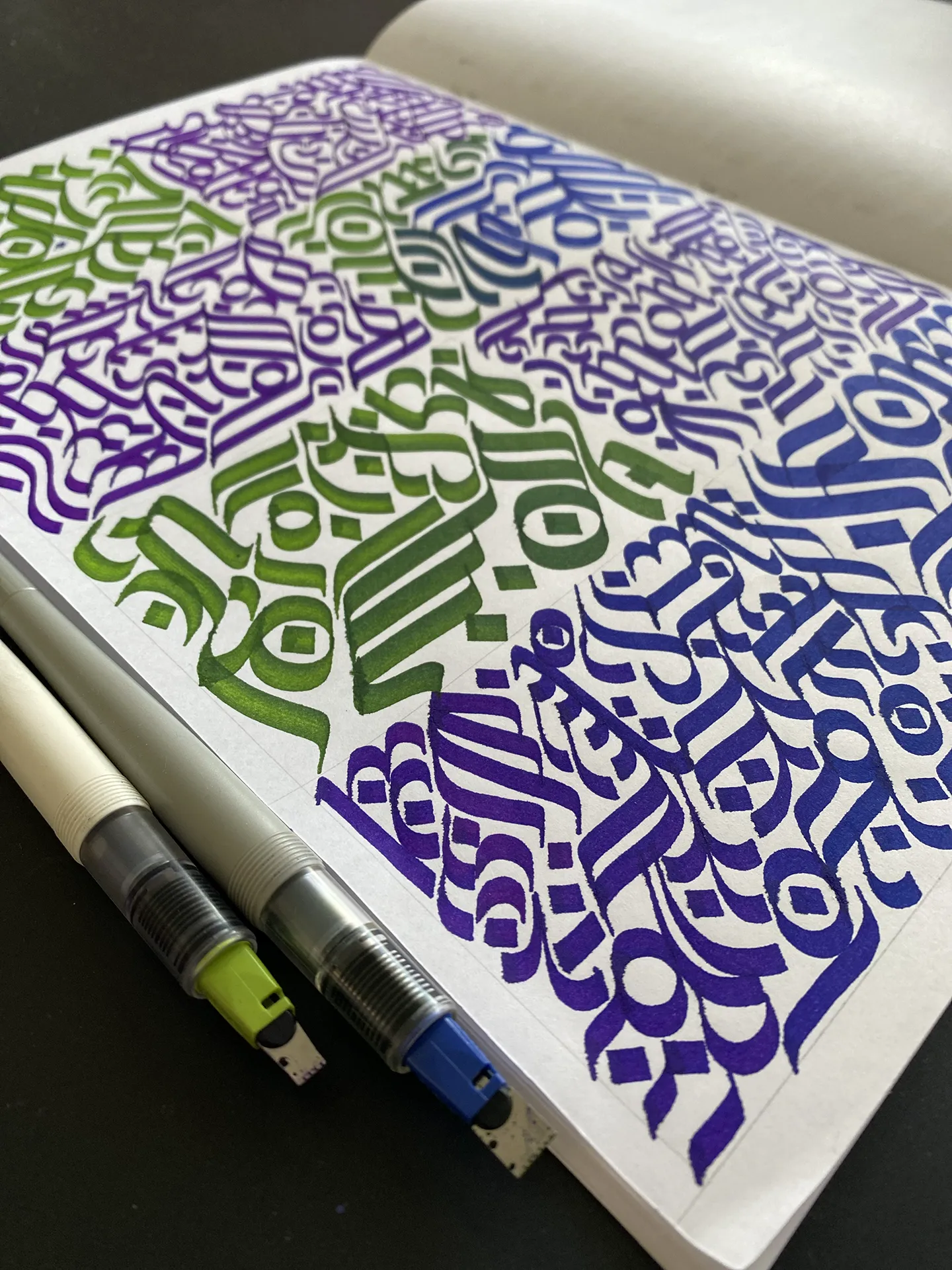 Farebný vzorník ručného písma v zelených a fialových vzoroch s fixkami vedľa