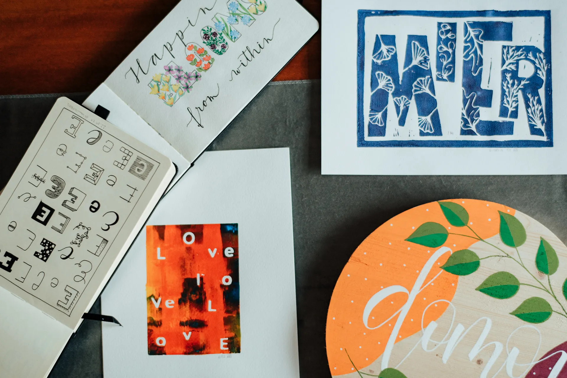 Plochý aranžmán skicára, plagátu a tlačí s nápisom „MIER“ a oranžovým kruhovým motívom