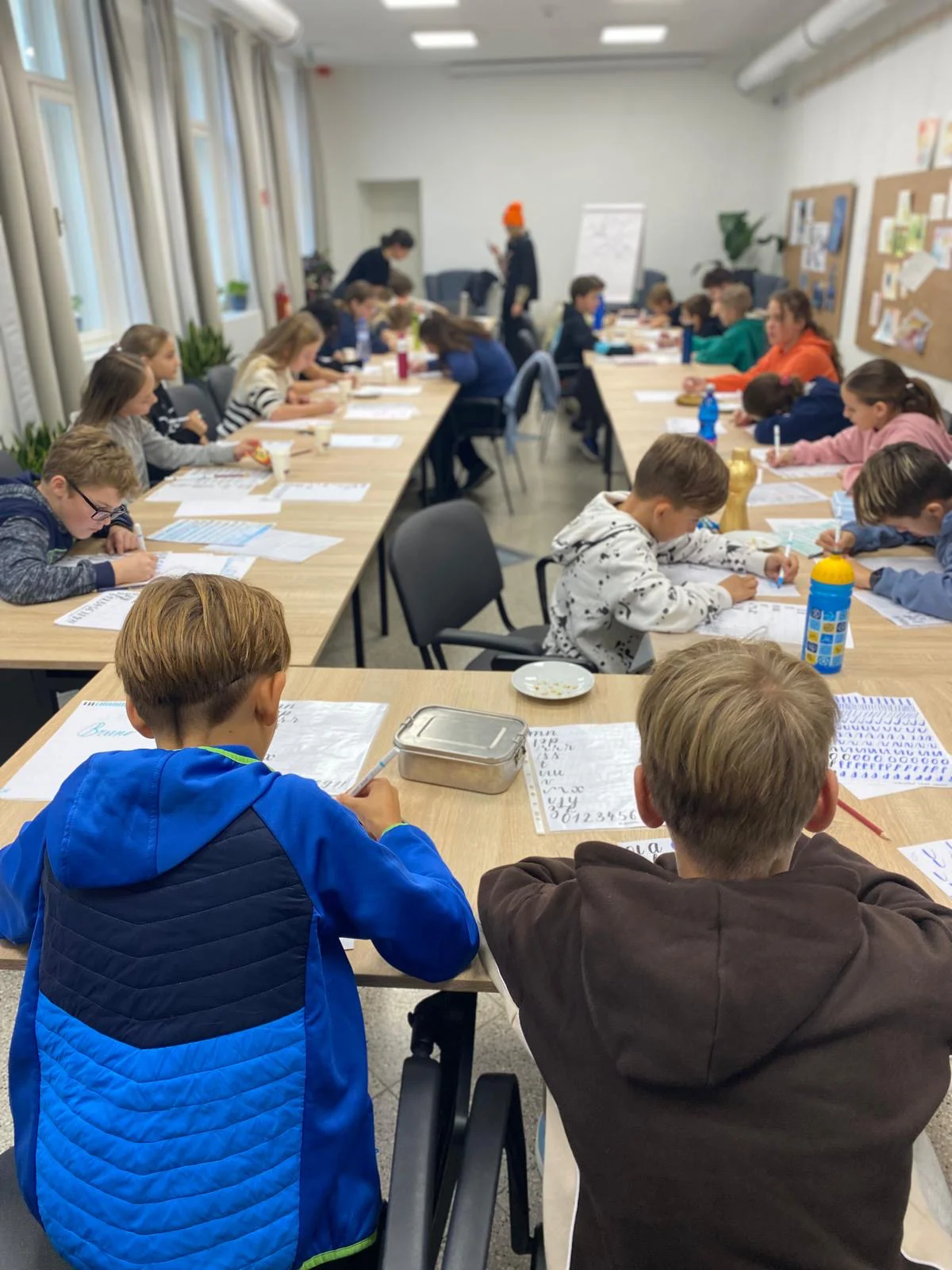 Žiaci precvičujú lettering na pracovných listoch