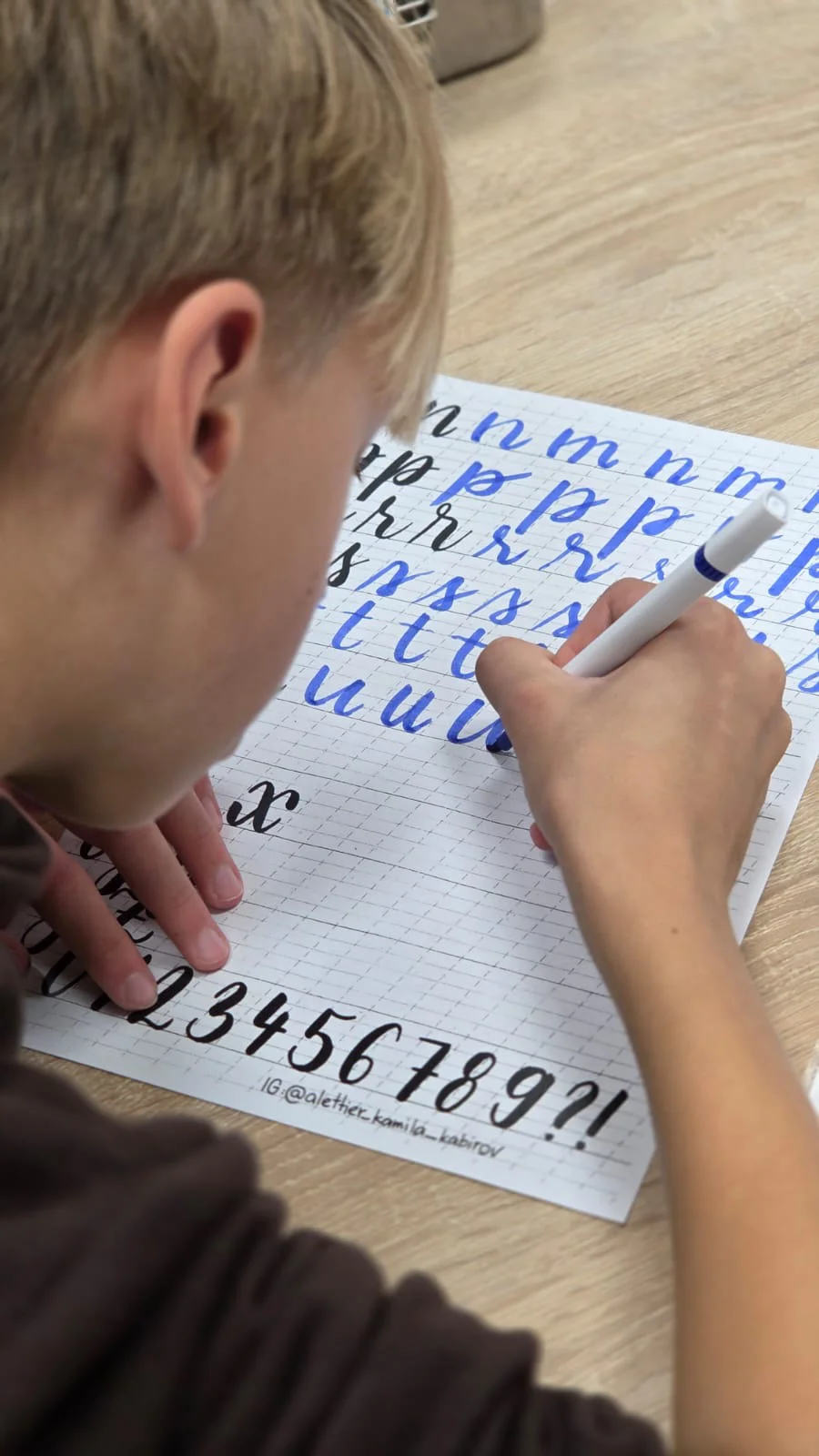 Žiaci precvičujú lettering na pracovných listoch