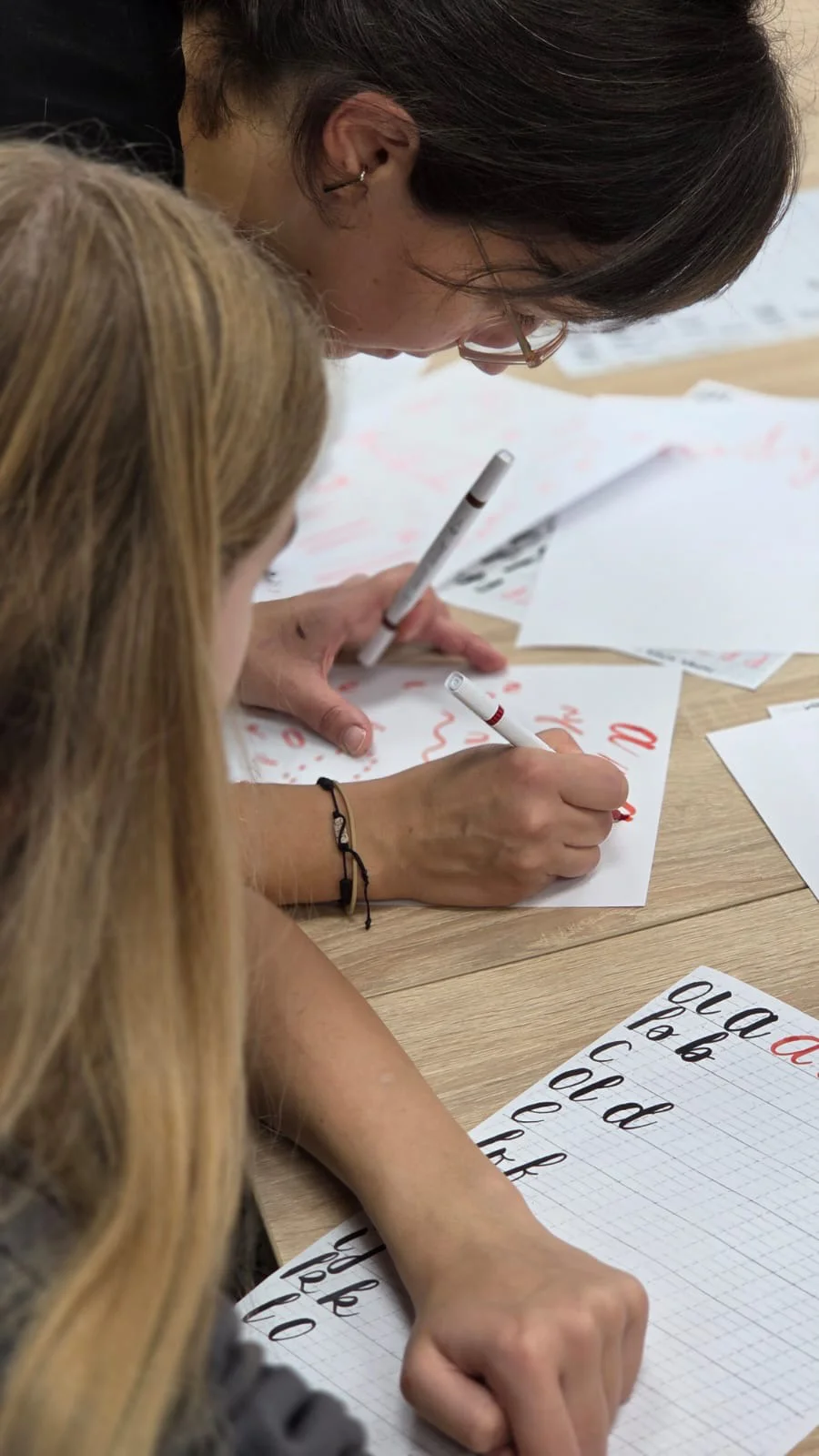 Žiaci precvičujú lettering na pracovných listoch