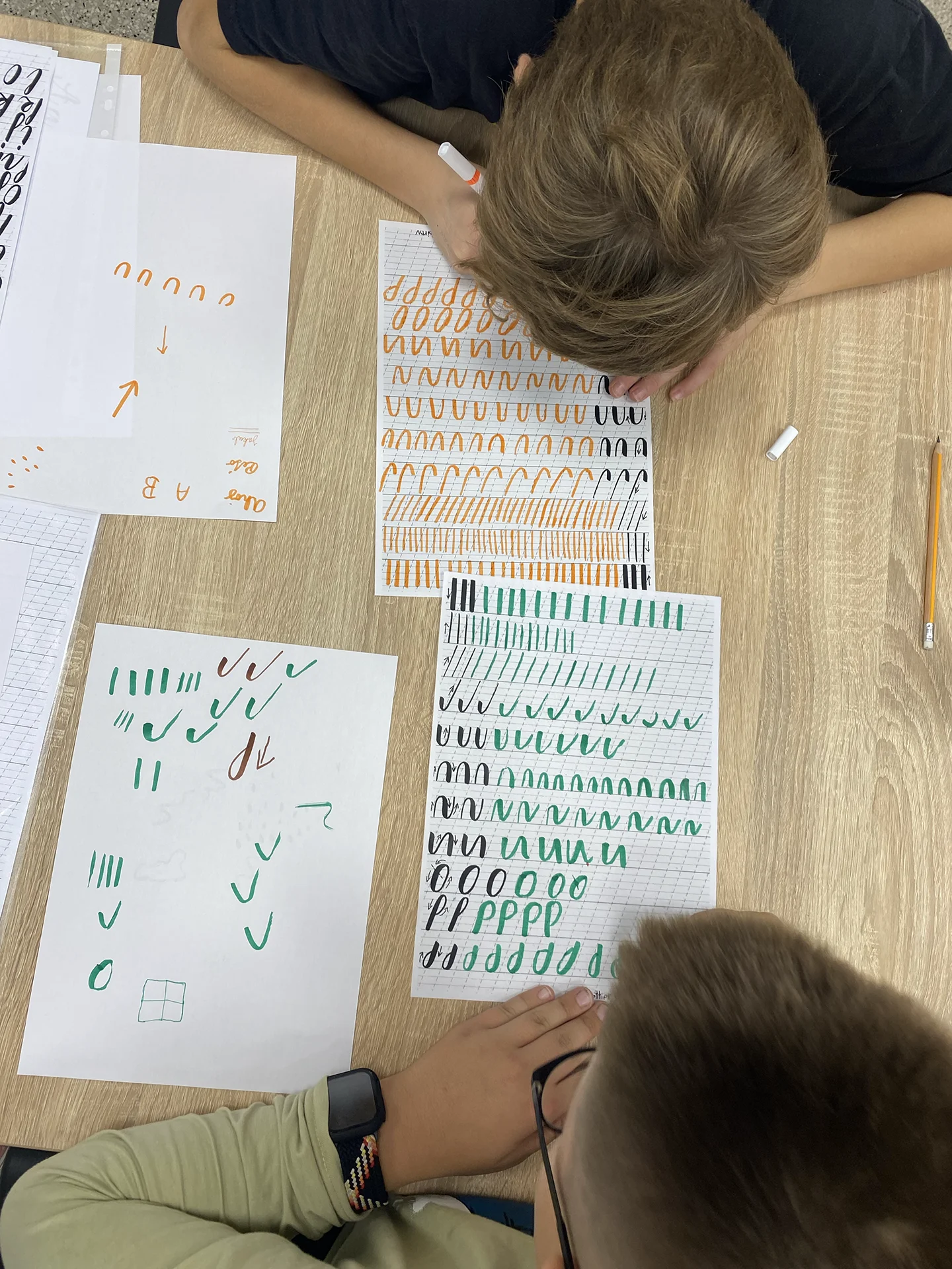 Žiaci precvičujú lettering na pracovných listoch